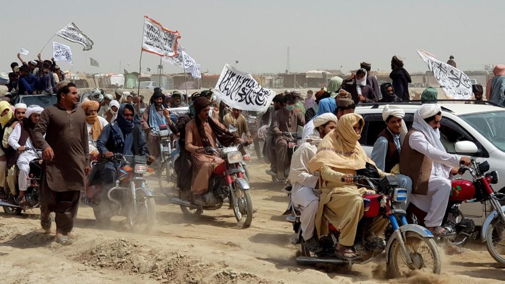 Afganos con banderas de los talibanes cerca de la frontera con Pakistán.