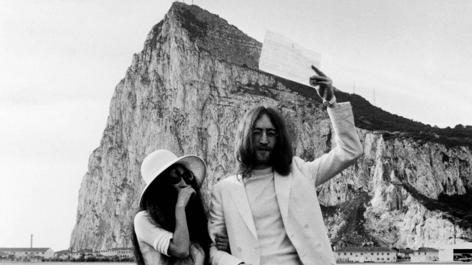 Yoko Ono y John Lennon el día de su boda