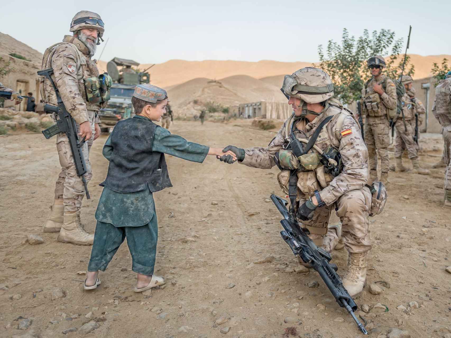 Un soldado español junto a un niño en Afganistán.