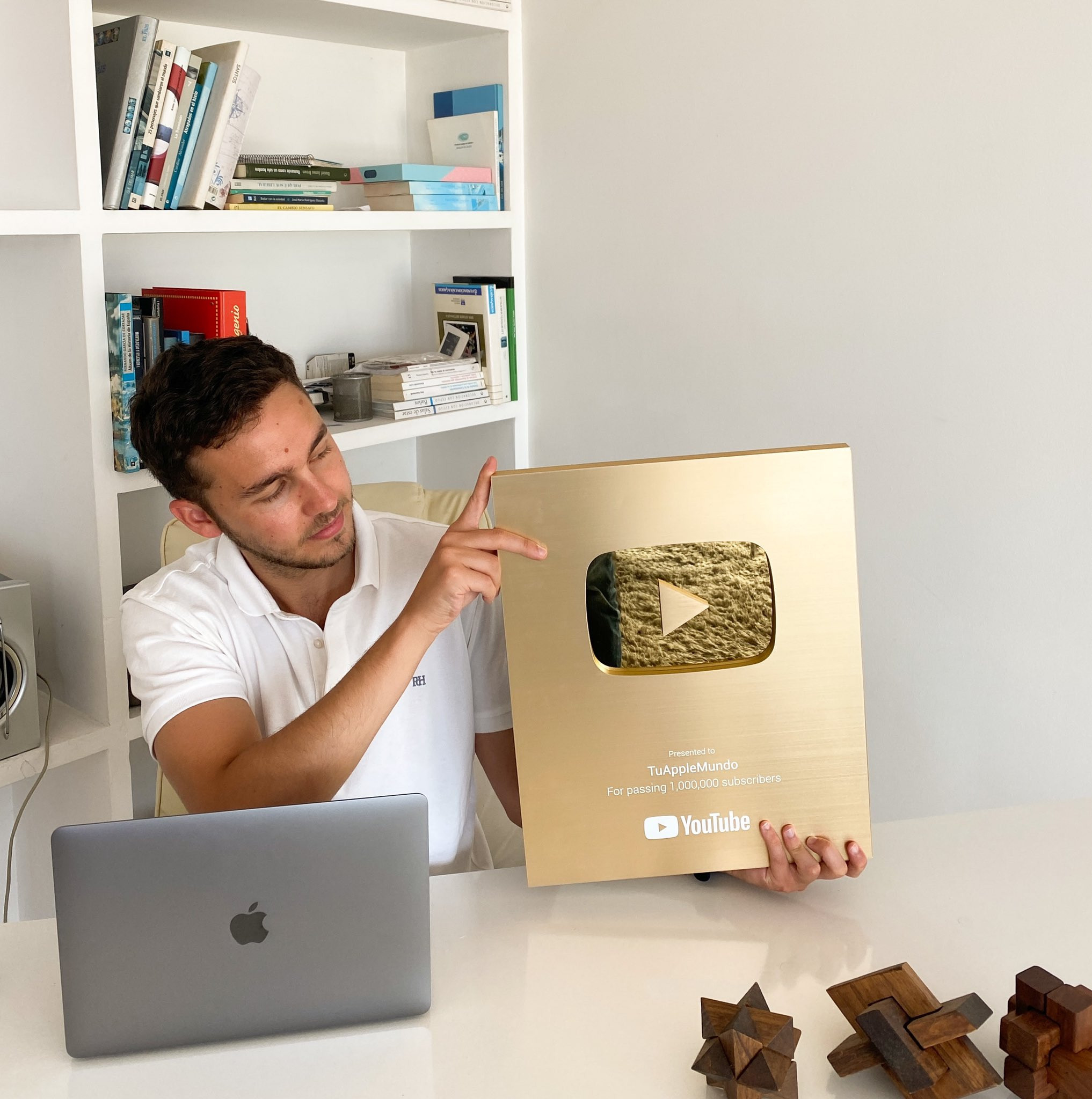 Recibió de YouTube una placa de oro al pasar del millón de suscriptores. Foto: Cedida