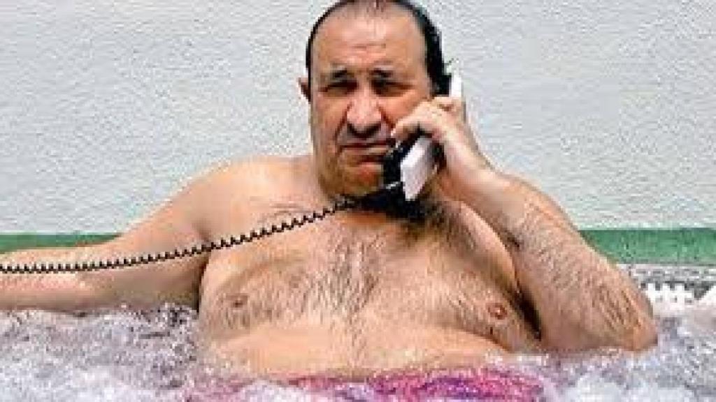 Gil atendía en el jacuzzi un teléfono con cable