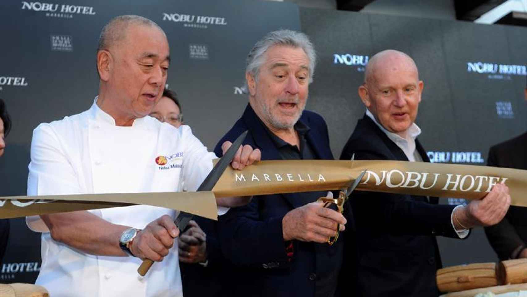 El actor Robert de Niro inaugura el hotel Nobu en Marbella junto a sus socios.