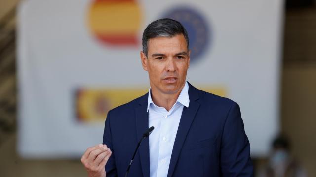 El presidente del Gobierno, Pedro Sánchez, en su visita al centro de acogida de los evacuados desde Kabul.