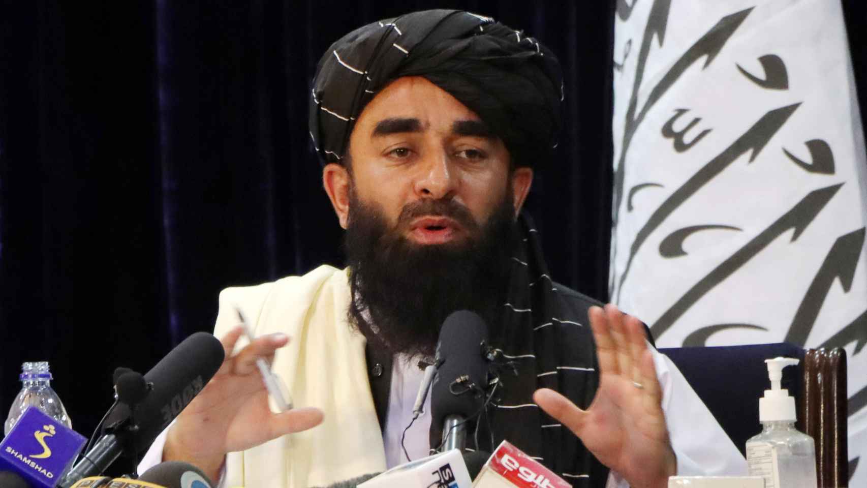 El portavoz talibán, Zabihullah Mujahid, en una rueda de prensa.