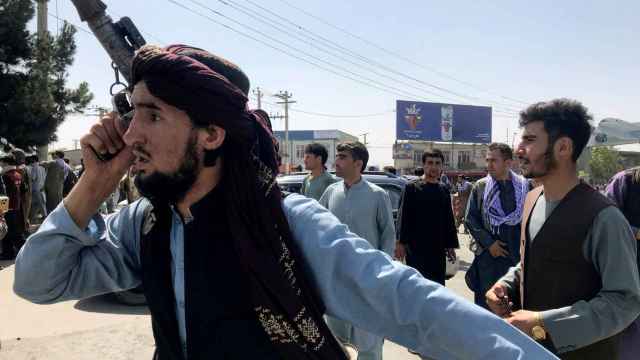 Un talibán en las inmediaciones del aeropuerto de Kabul.