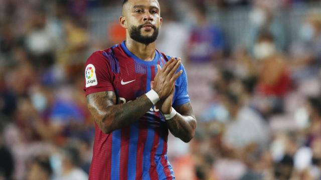 Memphis Depay durante un partido con el Barça