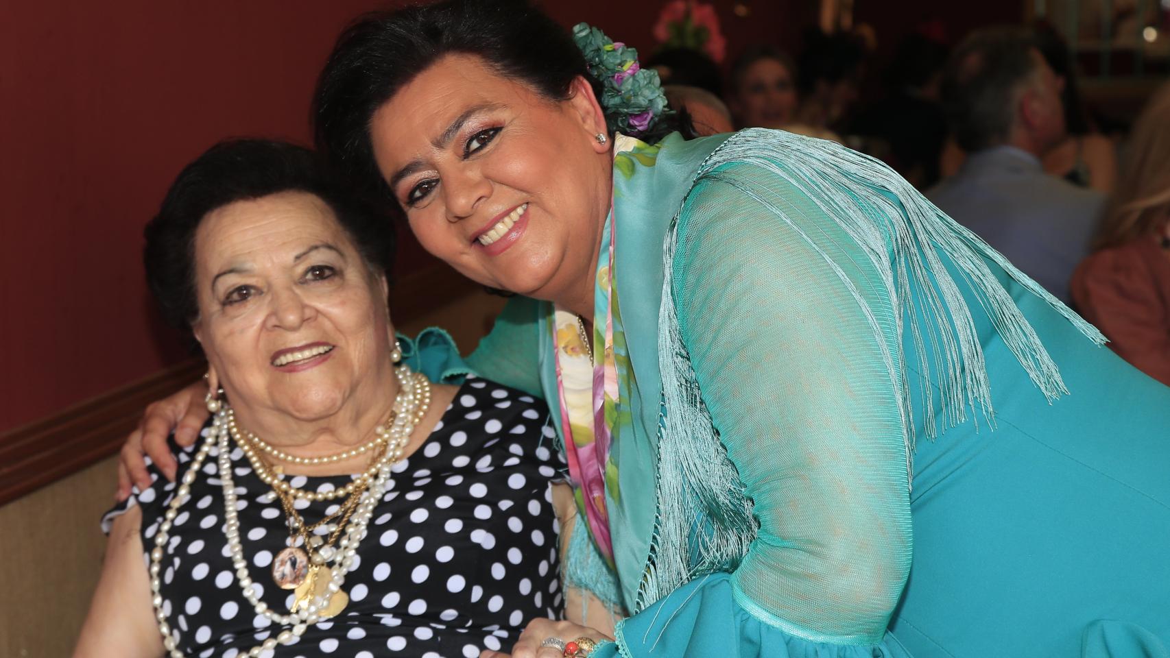 María del Monte junto a su madre, Bibiana Algaba.