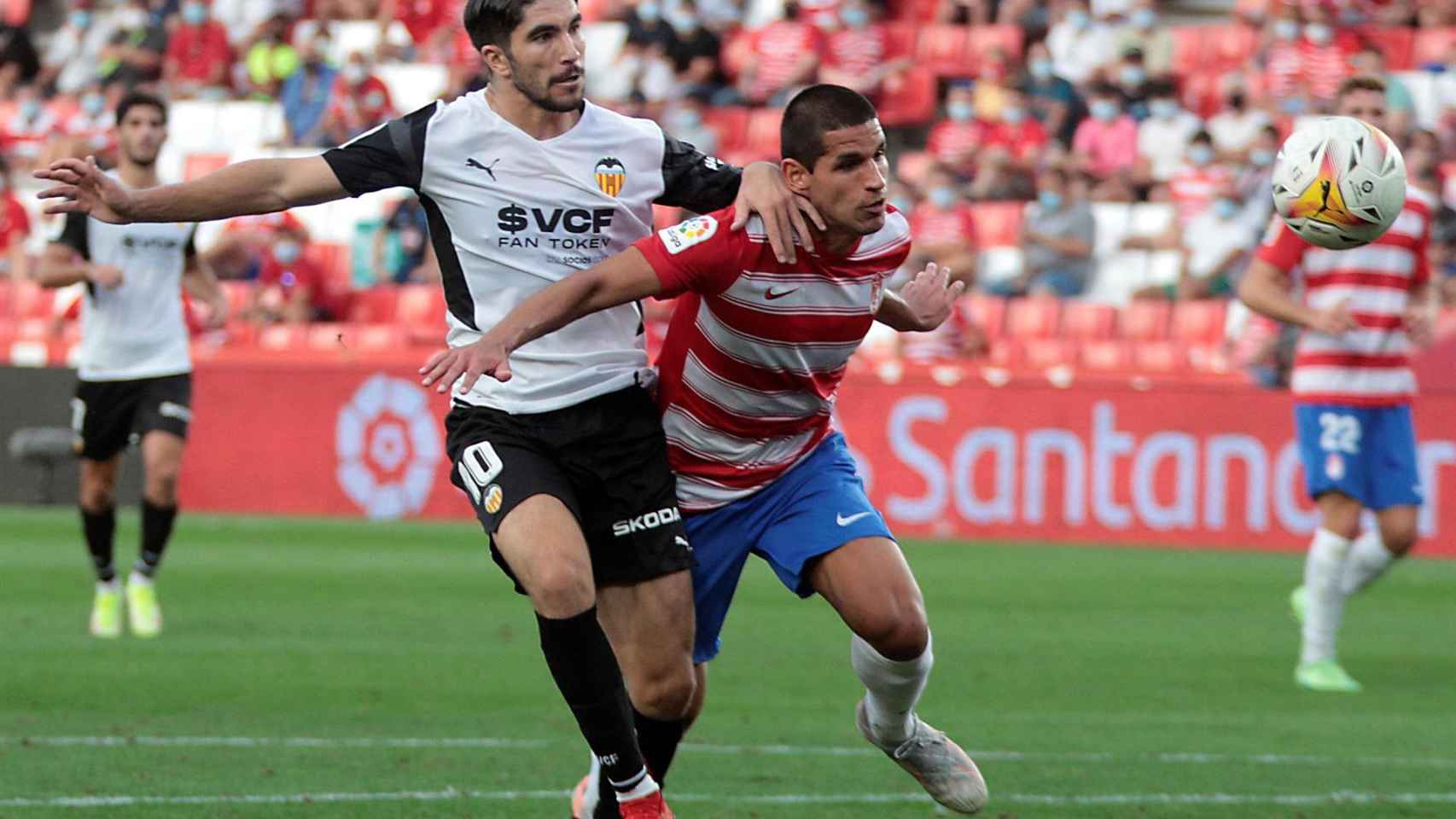 Carlos Soler pelea un balón en el Granada - Valencia