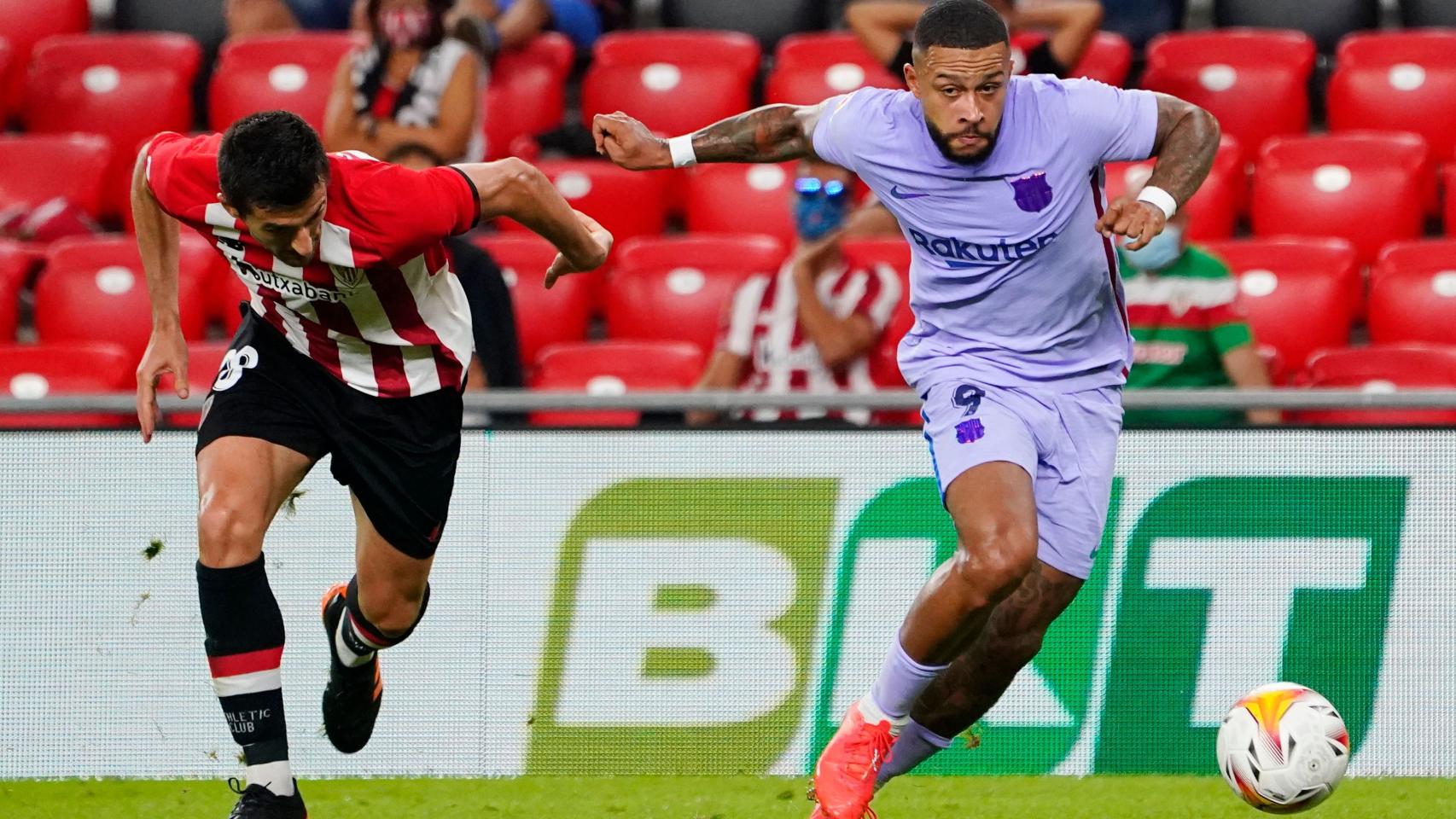 Depay controla un balón en el Athletic - Barça