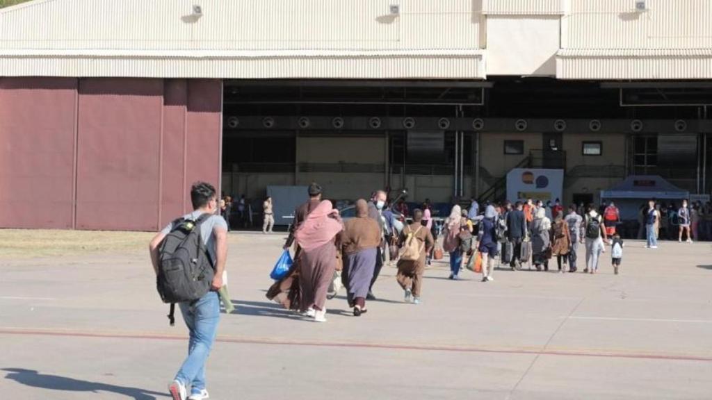 Un grupo de personas evacuadas a su llegada a Madrid.