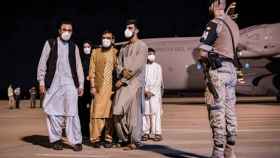 Un grupo de afganos, a su llegada a la base de Torrejón de Ardoz de Madrid.