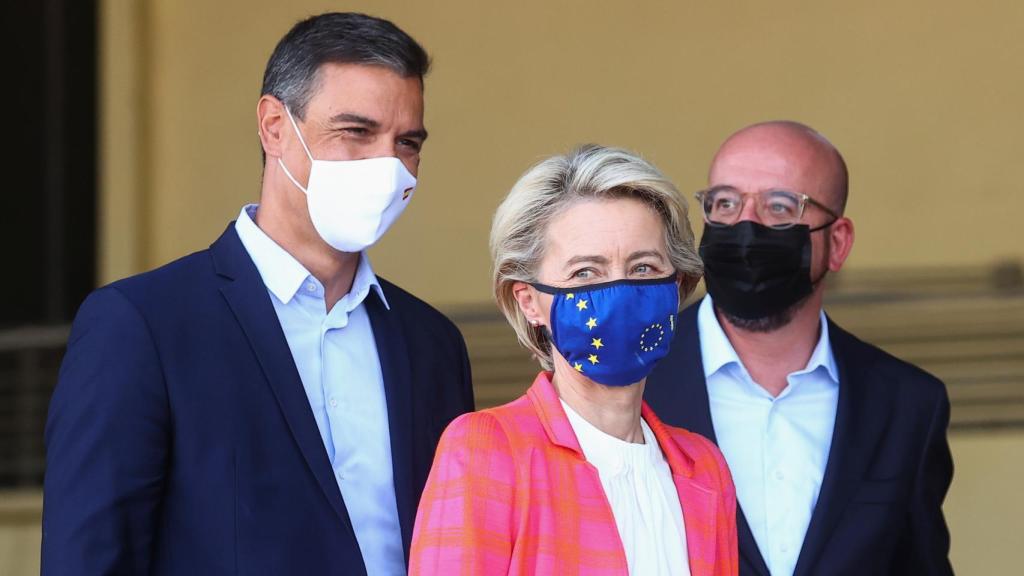 Pedro Sánchez, Ursula von der Leyen y Charles Michel, en un acto conjunto en Torrejón (Madrid).