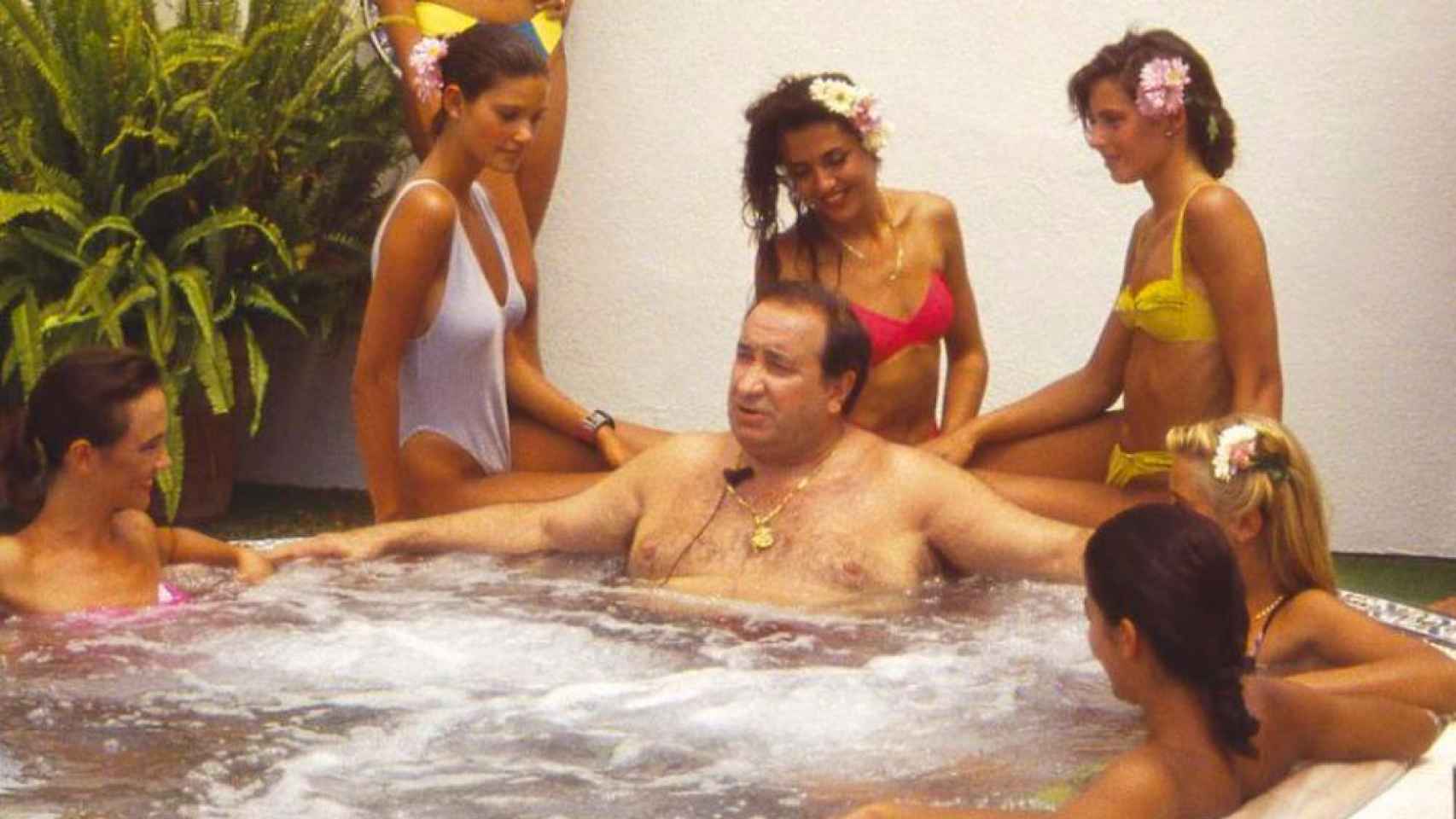 Jesús Gil en Marbella rodeado de mujeres, en una imagen del programa de televisión 'Las noches de tal y tal'.