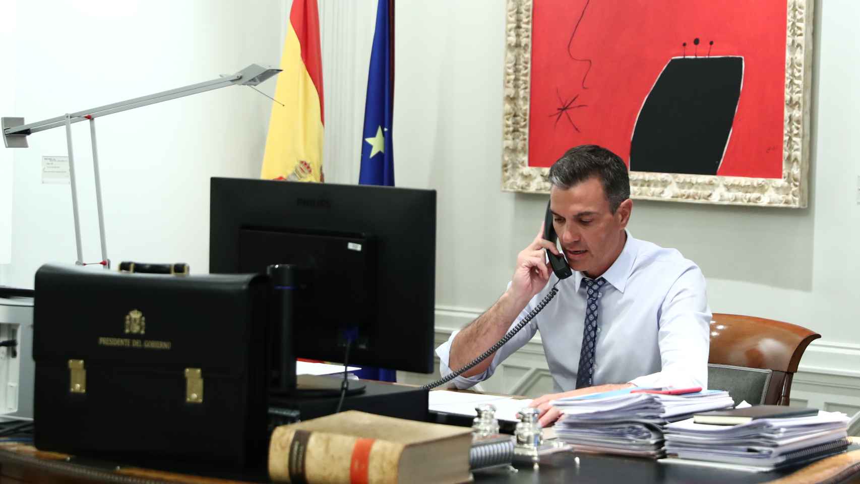 Pedro Sánchez durante su conversación telefónica con Joe Biden, este sábado por la noche.
