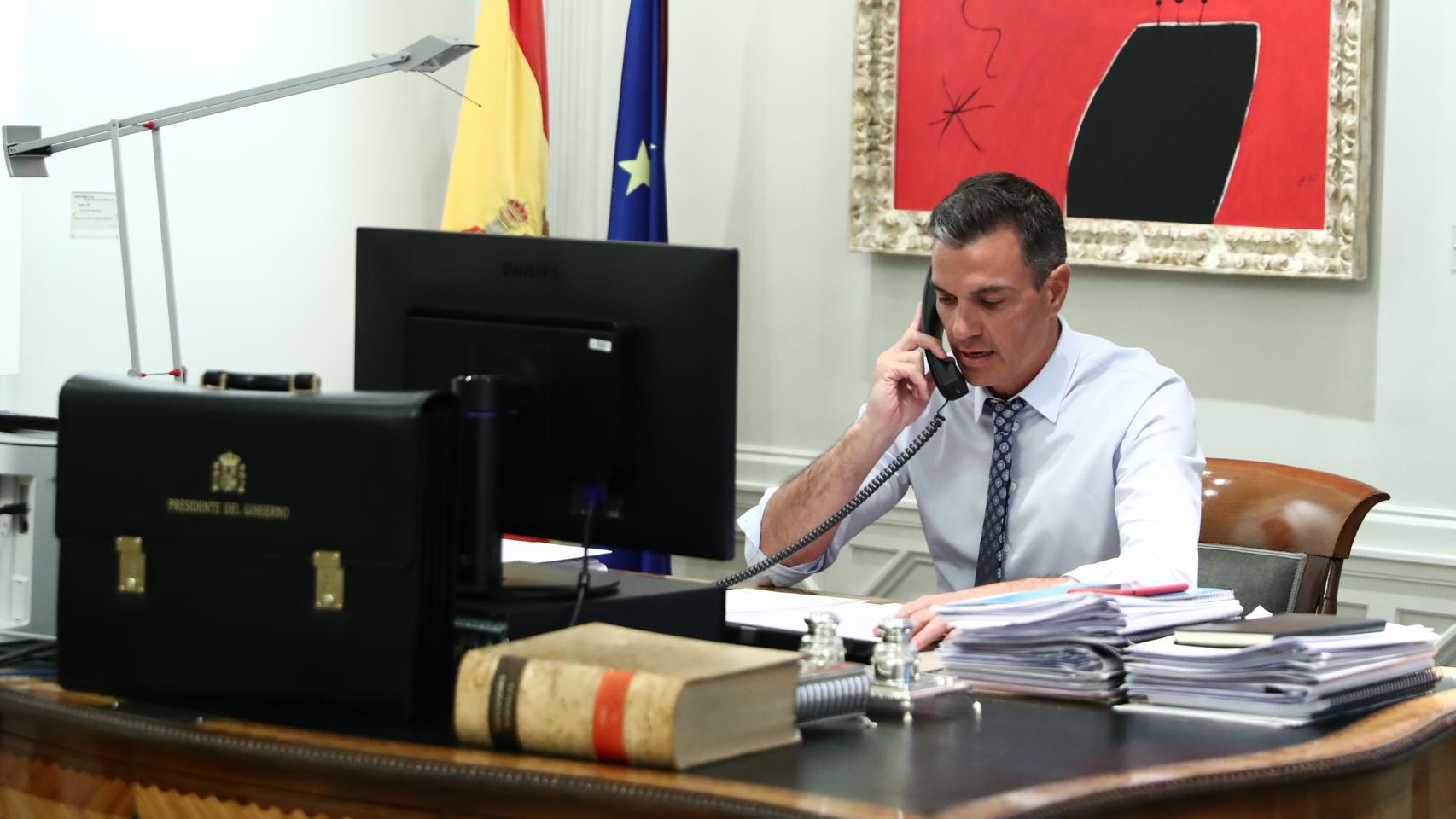 Pedro Sánchez durante una conversación telefónica con Joe Biden.