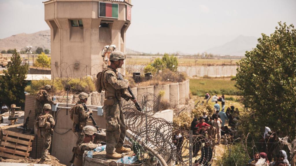 Los militares encargados de la seguridad del aeropuerto de Kabul.