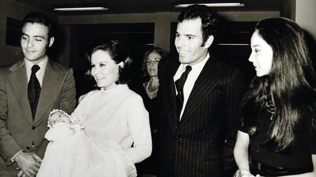 Isabel Preysler, Julio Iglesias, Carlos Iglesias y Beatriz Arrastia con su nieta Chábeli Iglesias en su bautizo.