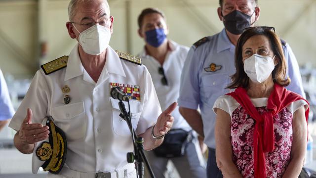 La ministra de Defensa, Margarita Robles, y el almirante general Teodoro López Calderón durante su visita de este domingo a la base militar de Torrejón de Ardoz.