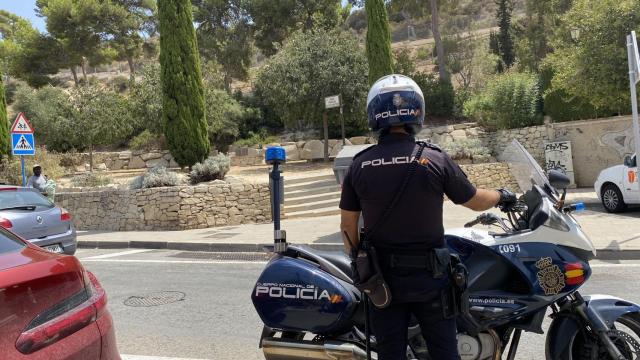 Un agente policial en el lugar próximo a los hechos.