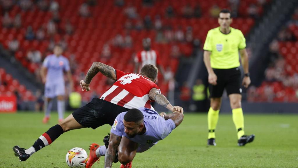 Iñigo Martínez pelea un balón con Memphis