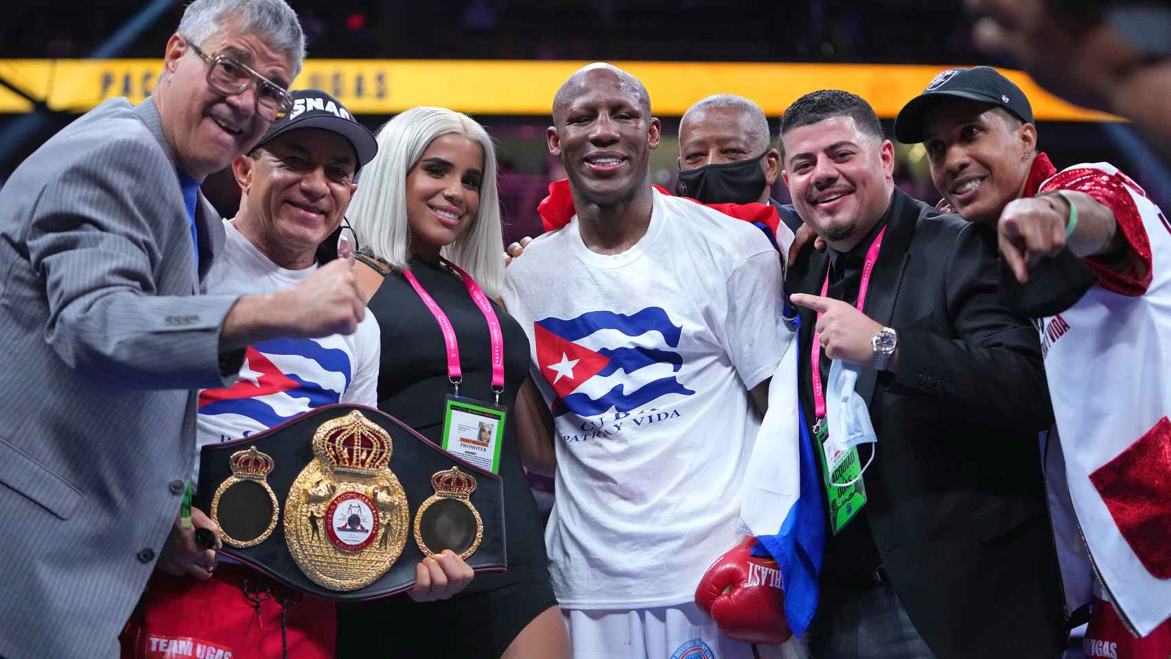 Yordenis Ugás celebra su victoria ante Manny Pacquiao con el cinturón de campeón del peso wélter