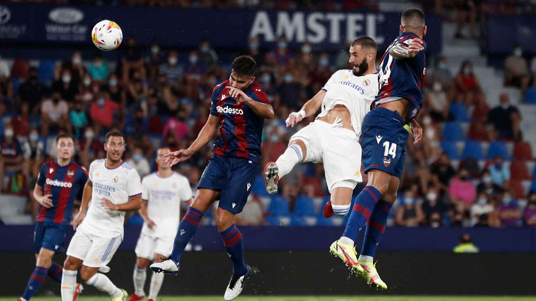 Karim Benzema rematando un balón con la cabeza