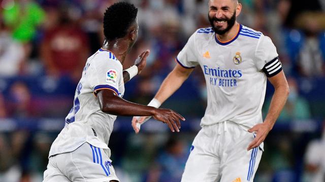 Vinicius y Benzema celebran un gol