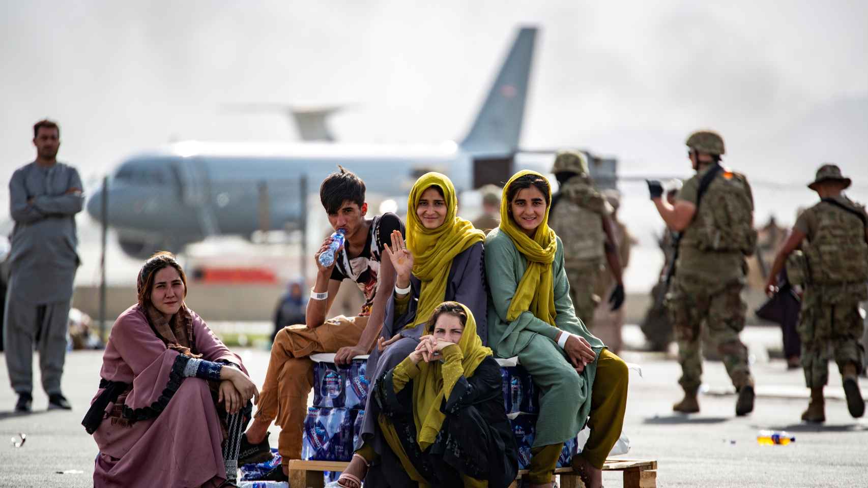 Un grupo de afganos esperando a partir en el aeropuerto de Kabul.