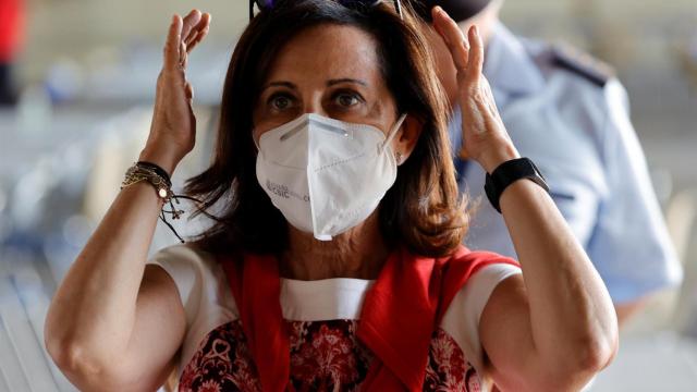 Margarita Robles, durante su visita a la base aérea de Torrejón de Ardoz, en Madrid.