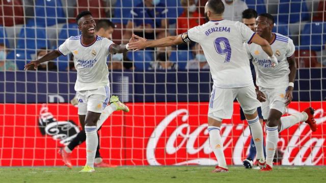 Vinicius celebra un gol con el Real Madrid junto a Benzema