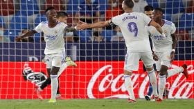 Vinicius celebra un gol con el Real Madrid junto a Benzema