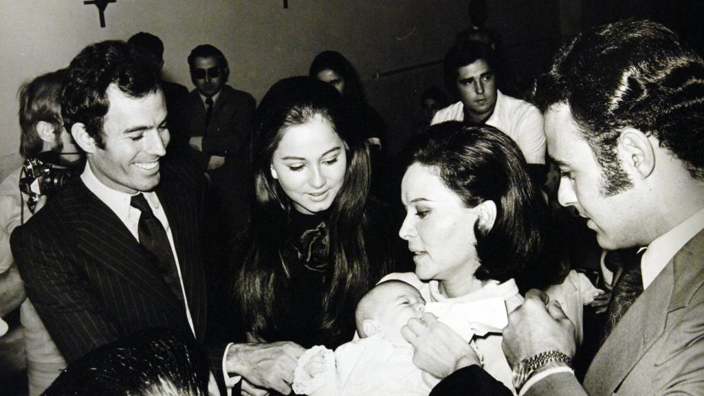 Beatriz Arrastia, junto a Julio Iglesias y su hija Isabel, en el bautizo de Chábeli.