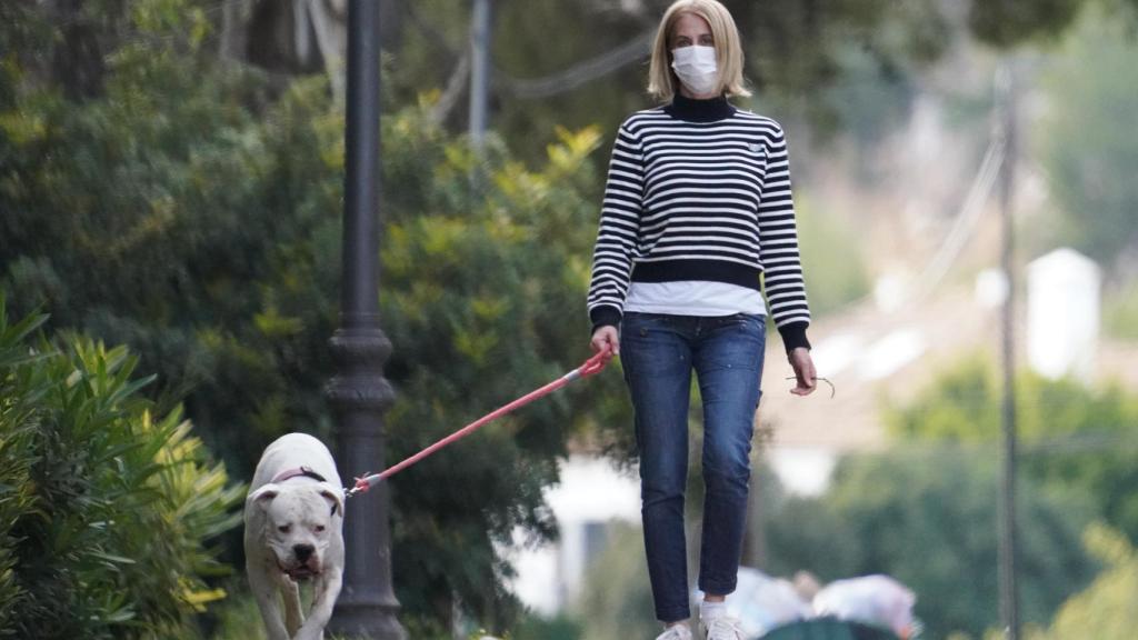 Carmen Janeiro, por las calles de Marbella en 2020.