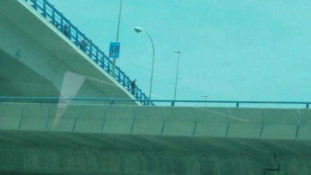 Una imagen del joven en el puente.