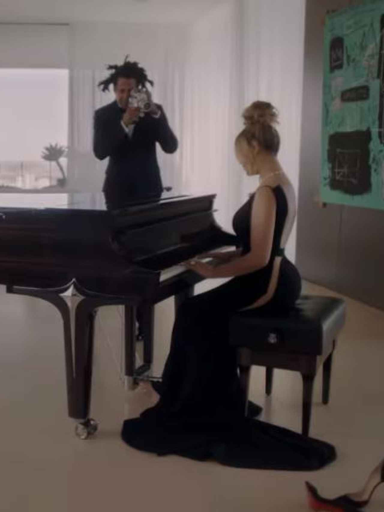 Jay Z graba en vídeo a su esposa mientras toca el piano en la nueva campaña de la firma joyera.