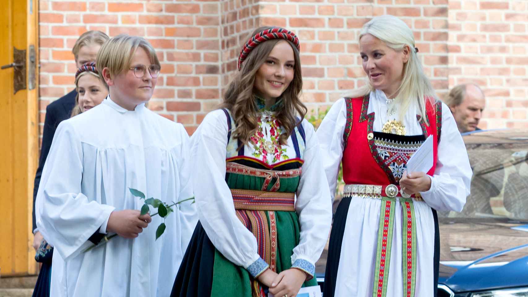 Ingrid Alexandra, su madre, Mette Marit de Noruega y su hermano, Sverre Magnus, en la confirmación de este último.