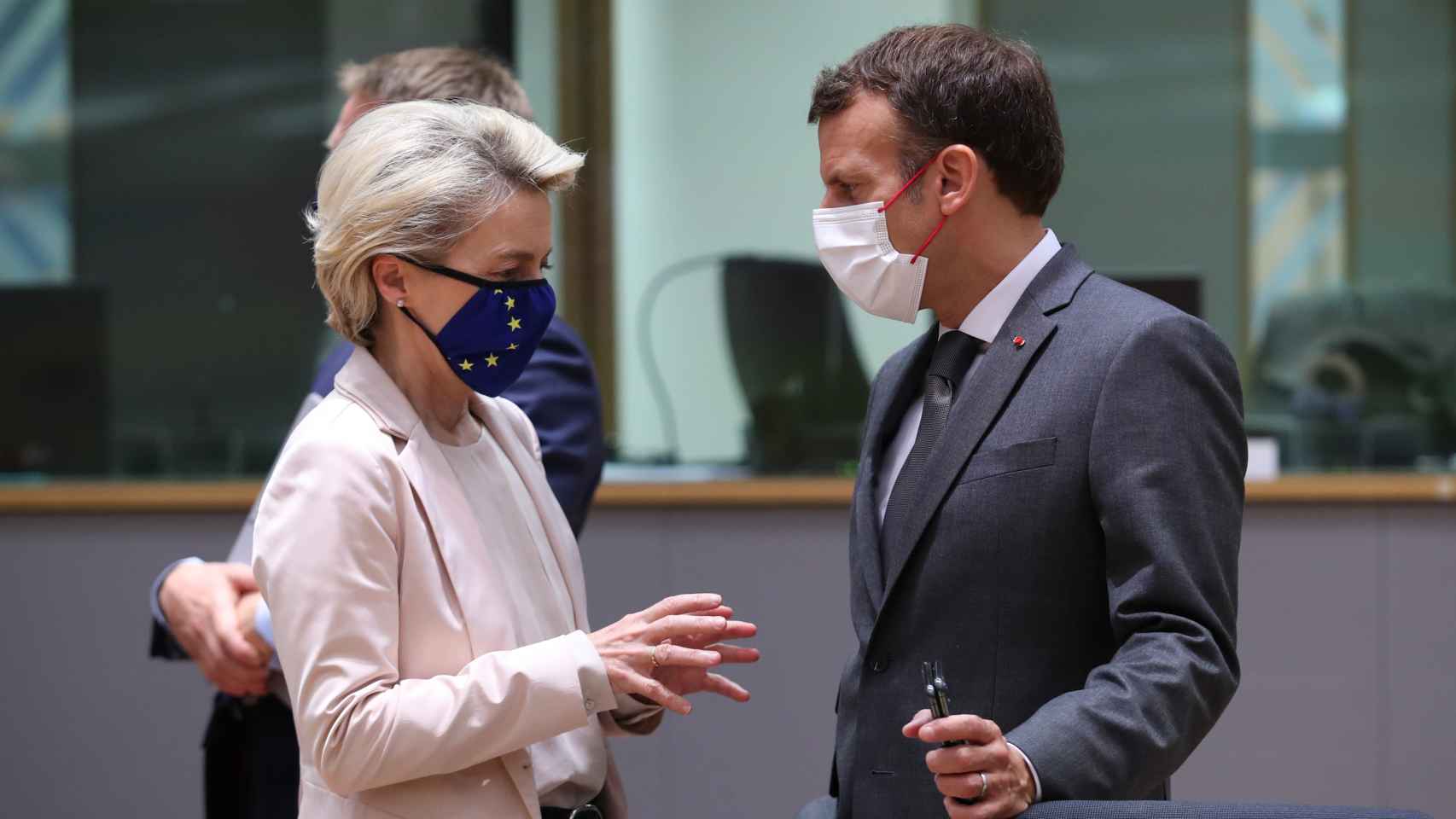 Emmanuel Macron y Ursula von der Leyen conversan durante una reunión del Consejo Europeo