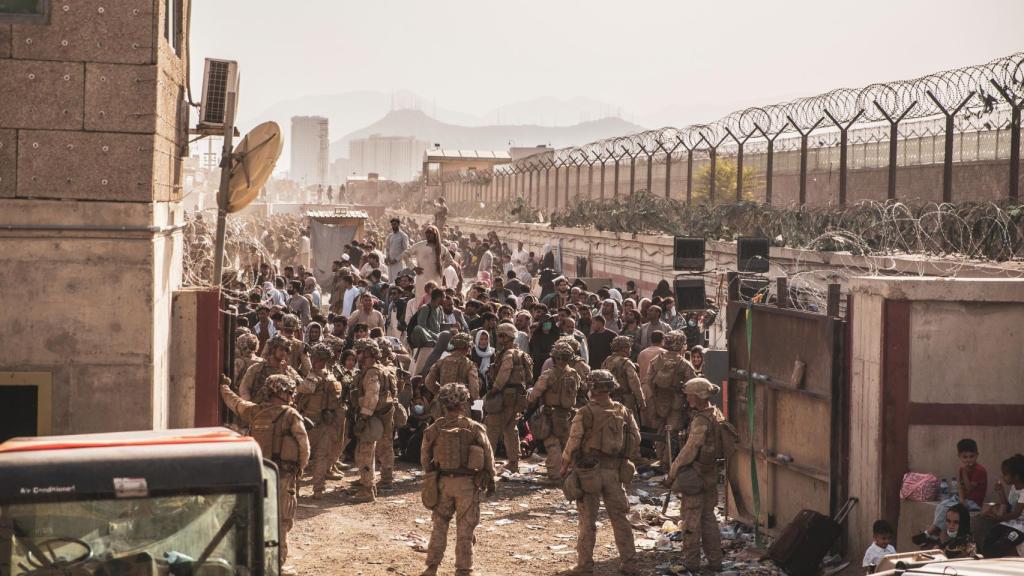 Tropas estadounidenses protegiendo hace unos días uno de los accesos del aeropuerto Hamid Karzai.