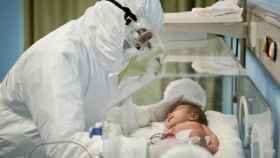 Personal médico atendiendo a un recién nacido.