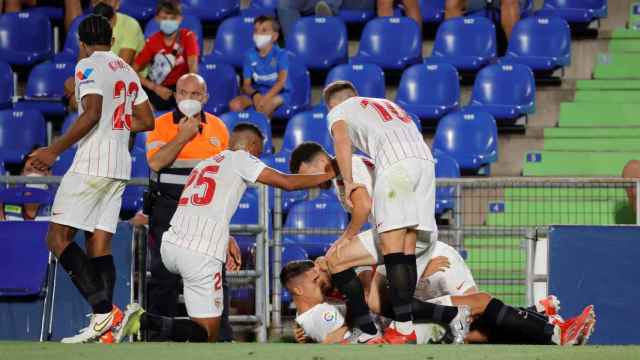 Los jugadores del Sevilla celebran el gol de Lamela en el minuto 93