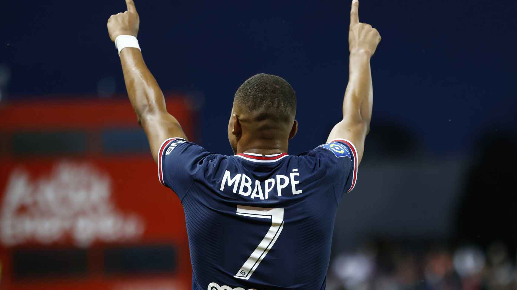 Kylian Mbappé celebra un gol con el PSG en la temporada 2021/2022