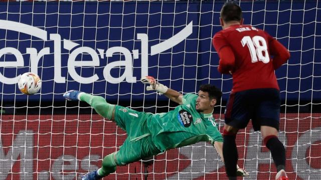 Matías Dituro detiene el penalti a Rubén García, en el Osasuna - Celta de Vigo de la jornada 2 de La Liga