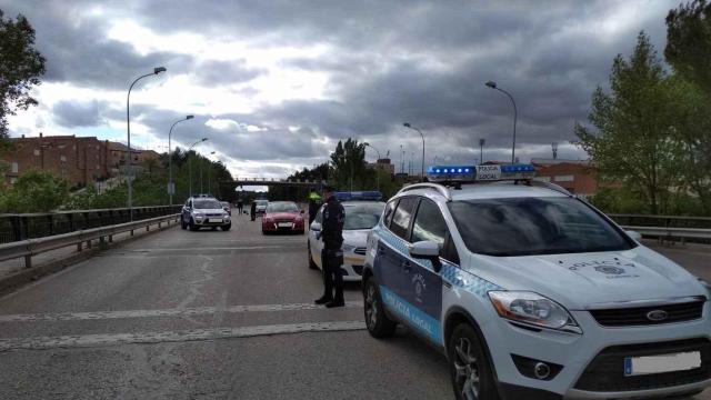 Varios coches de la Policía Local de Cuenca durante un control