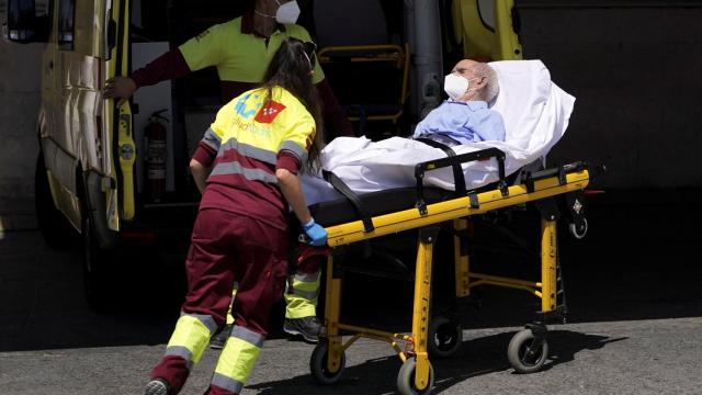 Trabajadores sanitarios trasladan de Urgencia al hospital 12 de Octubre en Madrid.