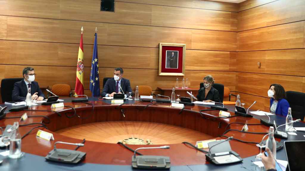 Pedro Sánchez, entre Félix Bolaños y Yolanda Díaz, junto a Margarita Robles, durante la interministerial por Afganistán en Moncloa.