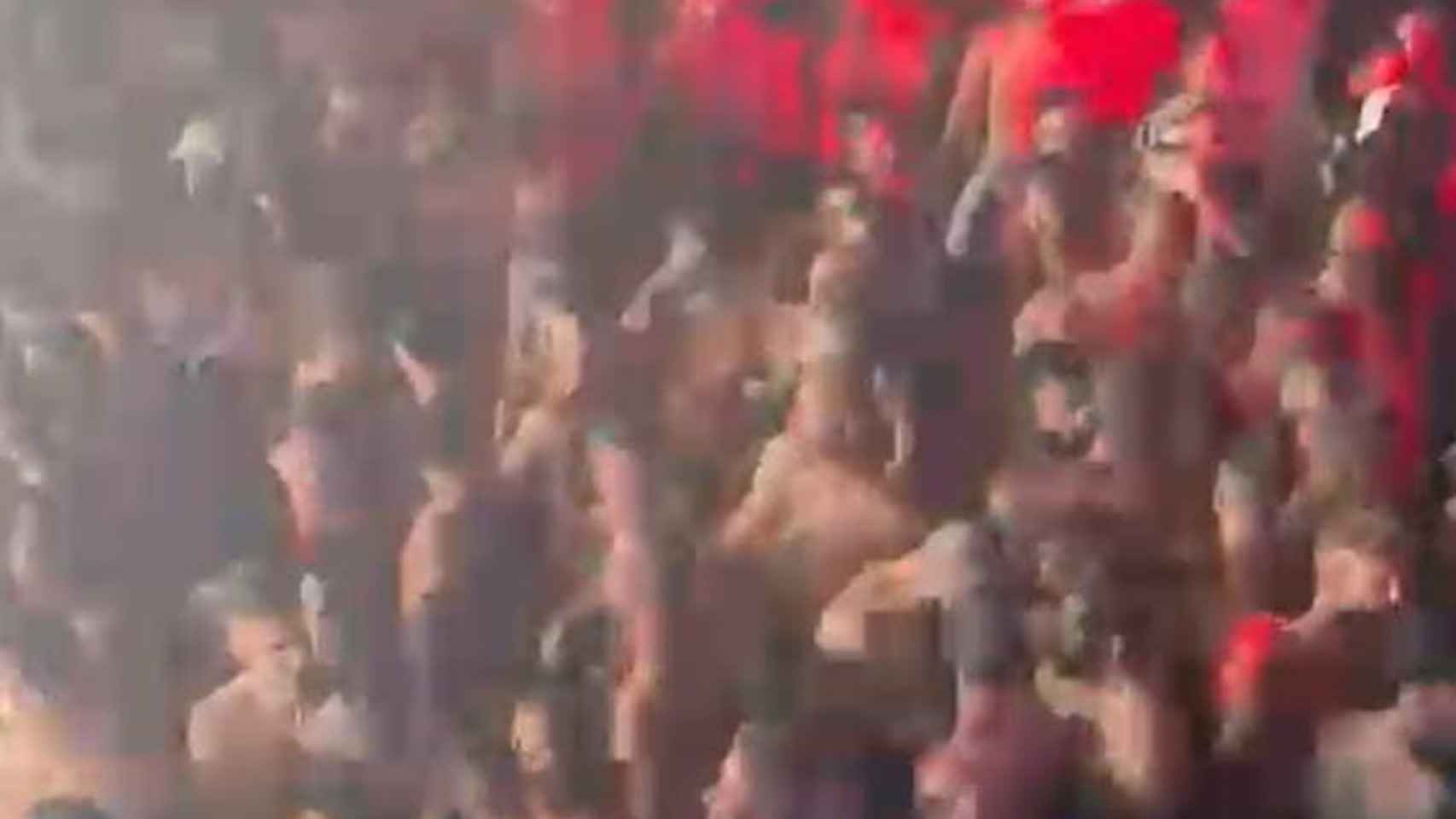 Fotograma de uno de los vídeos distribuidos por redes en los que se puede ver el incumplimiento de la distancia y aforo en la fiesta.