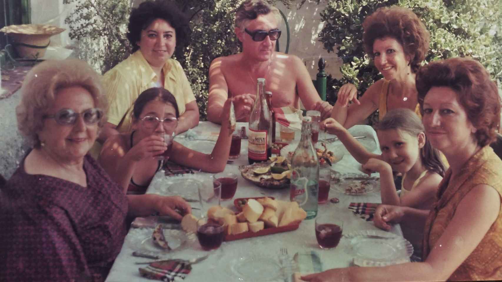 Isabel Bono y su familia durante el verano de 1973 en Pedregalejo.