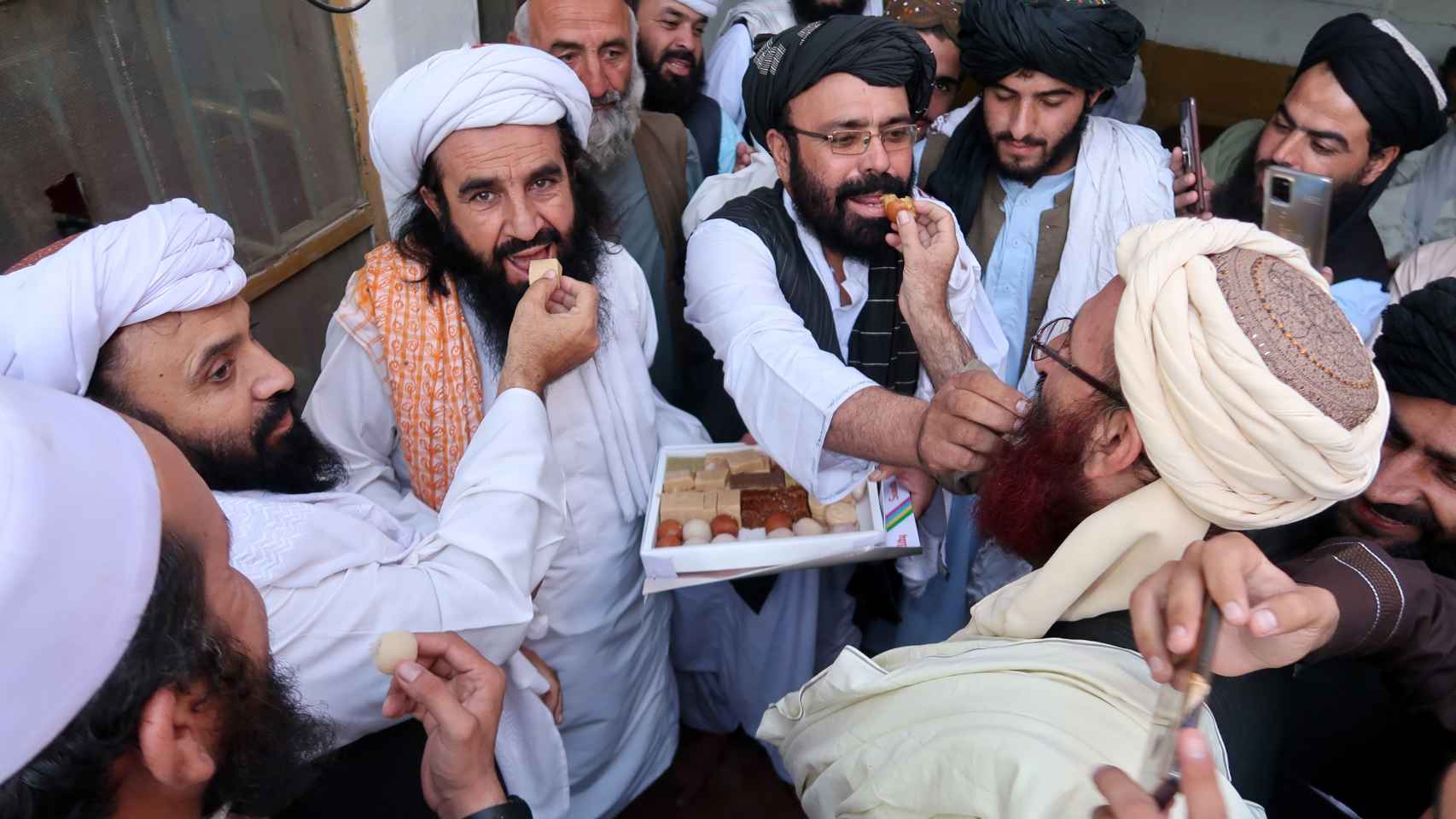 Grupos islamistas de Pakistán celebrando el avance de los talibanes en Afganistán.