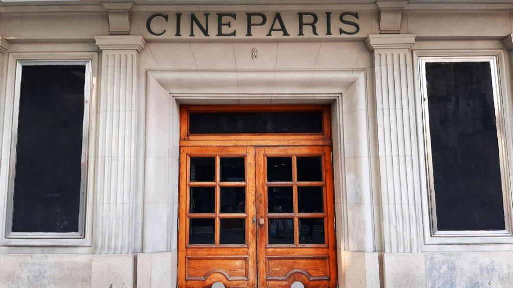 Puerta principal del Cine París de A Coruña.