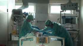 Sanitarios atienden a un paciente Covid.